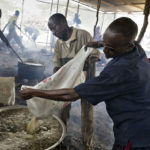 Mitarbeiter des Camps bereiten im “Badbado Feeding Center” die Reisrationen für die IDPs (internally displaced people) vor.