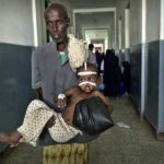 Ein Vater trägt sein an Diarrhoe erkranktes Kind über den Korridor der Kinderstation des Banadir-Hospitals.