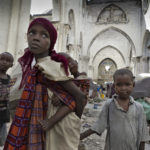 Mogadischu, Altstadt: in den Ruinen der Kathedrale „Southern Cross“ leben Flüchtlinge in provisorischen Zelten. Die Kathedrale wurde im Bürgerkrieg 1992 zerstört.