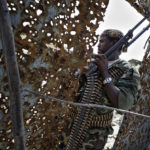 Die zerschossene Metallpforte zeugt von der Heftigkeit anhaltender Straßenkämpfe zwischen den somalischen Regierungsmilizen und der al-Shabaab Miliz.