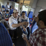 Die Stimmung unter der Flüchtlingsgruppe ist gereizt. Viele haben Angst, dass sie noch vor Landesaufnahmestelle für Flüchtlinge in Karlsruhe aufgegriffen und abgeschoben werden.