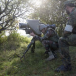 Der kurdische Major Abdullah zusammen mit einem Ausbilder bei einem abschließenden Richtschützen-Training am "Agdus Milan Übungsgerät".