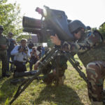 Bei einem Pressetermin auf dem Truppenübungsplatz Hammelburg hocken die Fotografen um den kurdischen Major Abdullah, der die Panzerabwehrwaffe "Milan" vorführt.