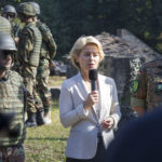 Pressetermin auf dem Truppenübungsplatz Hammelburg: zusammen mit Brigadegeneral Gert-Johannes Wagemann und dem kurdische Major Abdullah beantwortet Ministerin Ursula von der Leyen die Fragen der Journalisten.