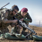 Auf dem Schiessplatz einer Kaserne in Erbil bekommt der kurdische Mayor Abdullah Stony (38 Jahre) durch einen Bundeswehrsoldaten eine Einweisung am Maschinengewehr MG3.