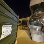 Im Zuge der militärischen Unterstützung der Autonomen Region Irakisch-Kurdistan erreicht eine Transportmaschine mit drei Allschutz-Transport-Fahrzeugen vom Typ „Dingo“ sowie 6000 Sturmgewehre G36 den Airport Erbil.