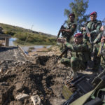 Mayor Abdullah Stony (Person hockend) teilt seine Soldaten zur Sicherung des Frontabschnittes bei der zerstörten Al Kharzar Brücke ein.