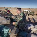 Eine Einheit von Peschmerga hat nahe der Stadt Mosul eine mit Sandsäcken und Schützengräben ausgebaute Stellung bezogen.