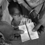 Die vom UNHCR ausgegebenen Ausweise berechtigen die Flüchtlingsfamilien zur Teilnahme an der Überführung in eines vom UNHCR geführten Flüchtlingscamps.