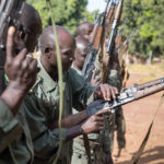 Soldaten der malischen Armee bei der Sicherheitsüberprüfung ihrer Sturmgewehre.