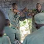 Im theoretischen Unterricht zur Gefechtsausbildung erklärt ein malischer Offizier den Soldaten die Funktionen des Sicherungshebels der AK47.