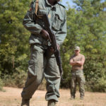 Ein Soldat der malischen Armee beim Training zur Gefechtsausbildung. Im Hintergrund ein Ausbilder der albanischen Streitkräfte.