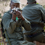 Gefechtsausbildung malischer Soldaten auf dem Übungsgelände des Koulikoro Training Center. Ein Soldat sichert den rückwärtigen Raum.