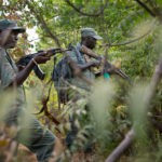 Gefechtsausbildung malischer Soldaten. Zwei malische Soldaten durchkämmen schwieriges Gelände.