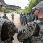 Nach der Gefechtsausbildung für die malischen Soldaten ist die Nachbesprechung ein wichtiger Bestandteil des Ausbildungskonzeptes.