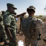 Im "Company Commander´s Course" unterrichtet ein spanischer Militärausbilder malische Offiziere im Ausbau einer Verteidigungsstellung.