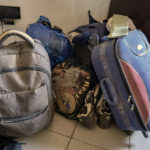 Sechs Migranten haben nach ihrer beschwerlichen Rückreise aus Nordafrika bei der malischen Hilfsorganisation "AME" Zuflucht gefunden. In einer Ecke des Büros stehen ihre Habseligkeiten.