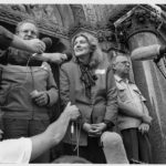 Auf dem Portal zur Pfarrkirche zur "Heiligen Familie" im Budapester Stadtteil "Zugliget" gibt Csilla Freifrau von Boeselager (gestorben 23.02.1994, Gründerin des Ungarischen Malteser Caritas Dienstes) den Pressevertretern ein Interview zur Lage der DDR-Flüchtlinge.
