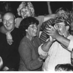 10. September 1989: Freudentaumel im Flüchtlingslager Budapest-Zugliget. Csilla Freifrau von Boeselager verkündet den wartenden DDR-Flüchtlingen die Öffnung der Ungarischen Grenze und somit die uneingeschränkte Ausreisemöglichkeit der DDR-Bürger in den Westen.