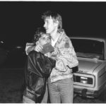 Ungarisch-Österreichischer Grenzübergang bei Hegyeshalom in der Nacht vom 10. auf den 11. September 1989: einem jungen Paar, die aus der DDR über Ungarn geflohen sind, wurden beim Grenzübertritt im Schnellverfahren die Reisepässe der Bundesrepublik Deutschland ausgehändigt.