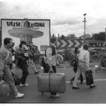Hauptbahnhof Giessen: DDR-Flüchtlinge aus der Prager Botschaft auf dem Weg zur Zentralen Aufnahmestelle des Landes Hessen.