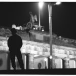 Mit, auf der Mauer patrouillierenden DDR-Grenzsoldaten versucht das "Grenzkommandos Mitte" das aufzuhalten, was nicht mehr aufzuhalten ist.