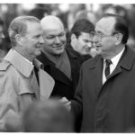 November 1989: der Außenminister der USA unter Präsident George H. W. Bush, James A. Baker (links), der regierenden Bürgermeister von Berlin, Walter Momper (Bildmitte) und der Außenminister der Bundesrepublik Deutschland, Heinz-Dietrich Genscher (rechts) am neu eingerichteten Grenzübergang am Potsdamer Platz.