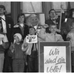 Am Ende der Leipziger Wahlkundgebung mit Helmut Kohl auf dem Karl-Marx-Platz haben sich Kinder und Mitglieder eines Studentenkorps für ein Pressefoto aufgestellt. Kleiner Schönheitsfehler: der 2. Junge von rechts (untere Reihe) präsentiert den CDU-Slogan mit dem bewährten "sozialistischen Gruß".